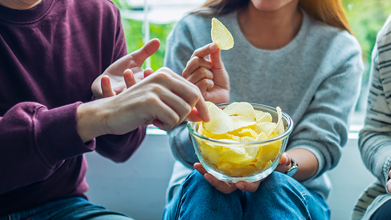 ポテトチップスを食べている人
