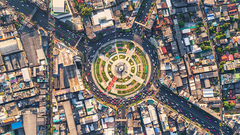 Road roundabout with car lots - Air quality