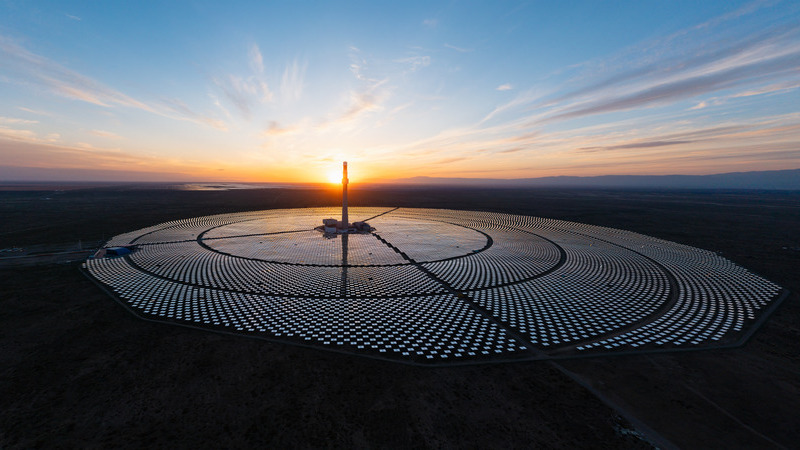 Panoramic view of solar thermal power station at sunset_800x450