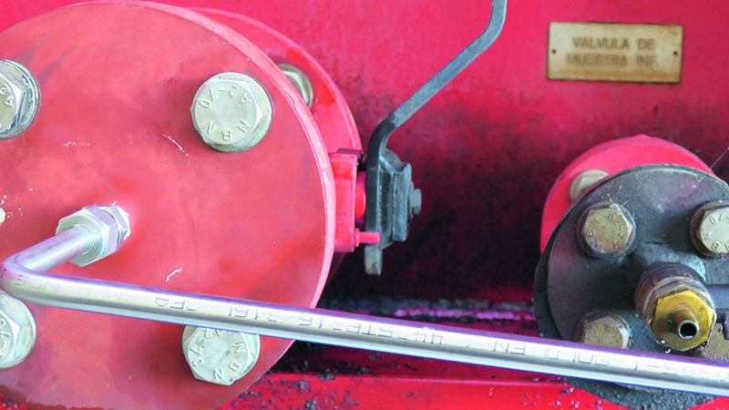 The inlet and outlet oil pipes connected to the bottom drain valves