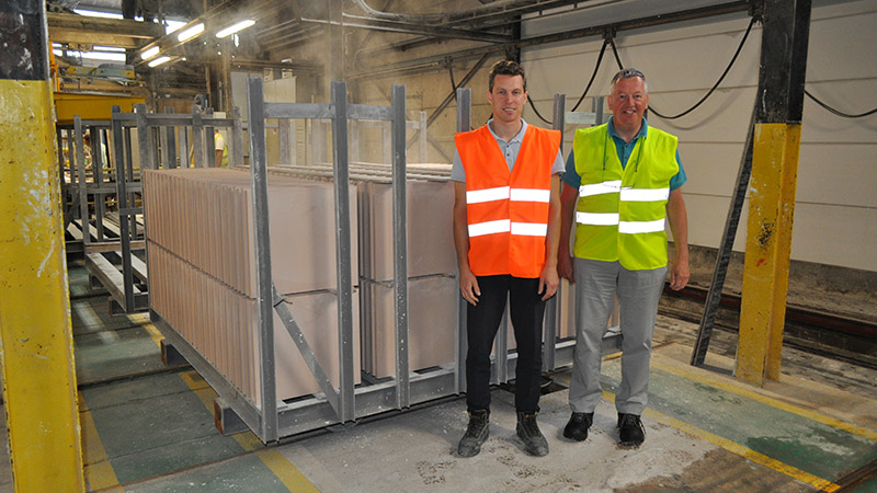 Isolavas projektingenjör Peter Vameyghem och Vaisalas säljchef Marc Mangelschots stående framför gipsblock