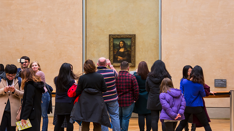 Mona Lisa Pariisin Louvressa väkijoukon ympäröimänä