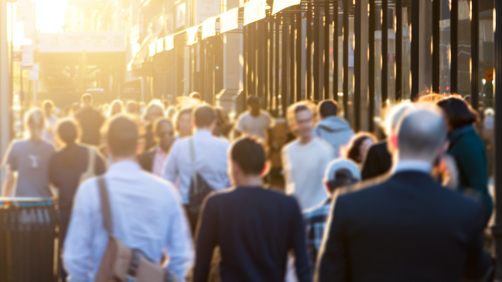 Jalankulkijoita vilkkaalla kadulla