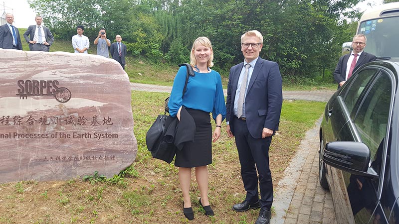 Minister of Environment, Energy and Housing Kimmo Tiilikainen and Vaisala's Hannamari Jaakkola visiting the Air Quality Testbed project in Nanjing.