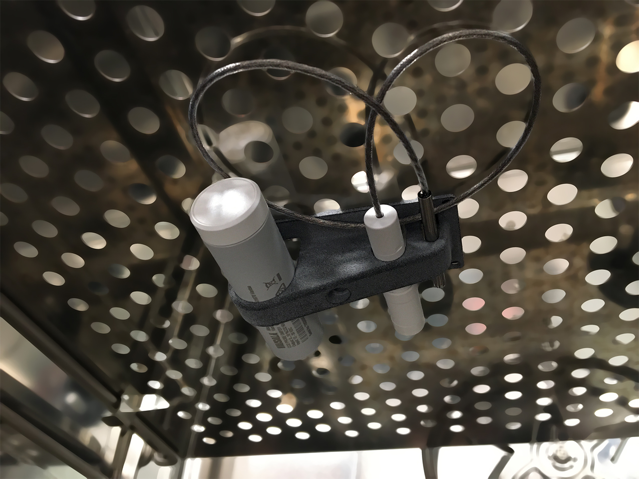 GMP251 con sondas de temperatura y humedad montadas en incubadora