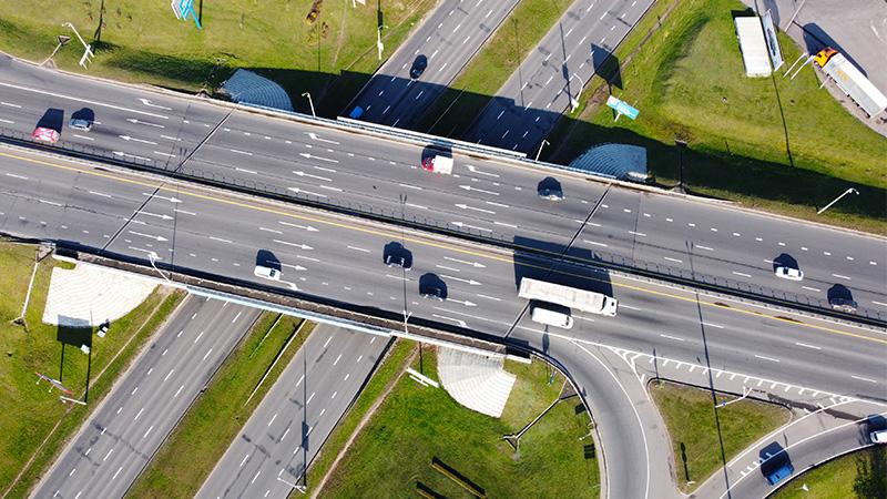 Top view of the highway highway in the city with cars