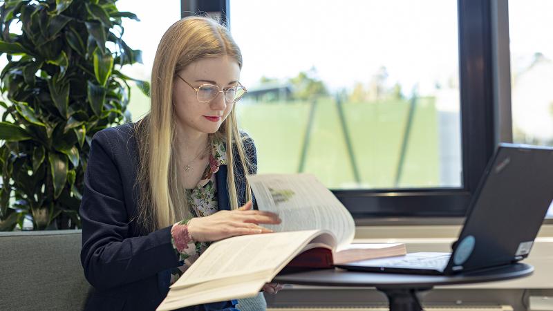 オフィスで本に目を通している従業員