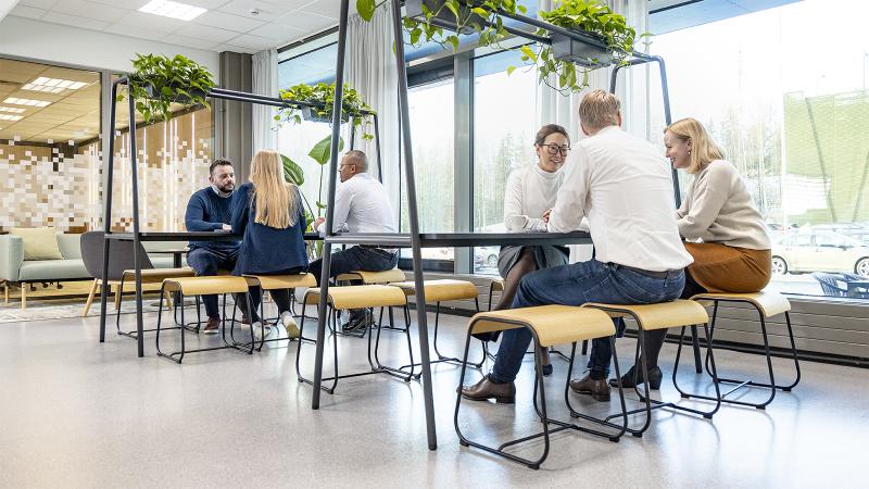 オフィスで座って話している複数の従業員