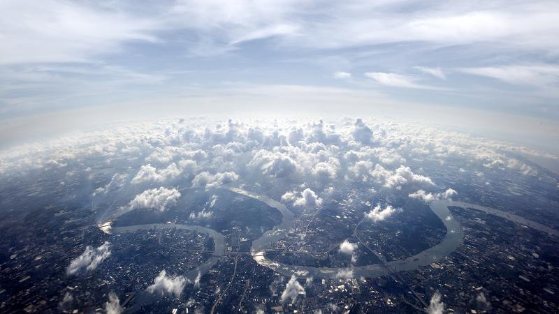 透过云层鸟瞰城市图
