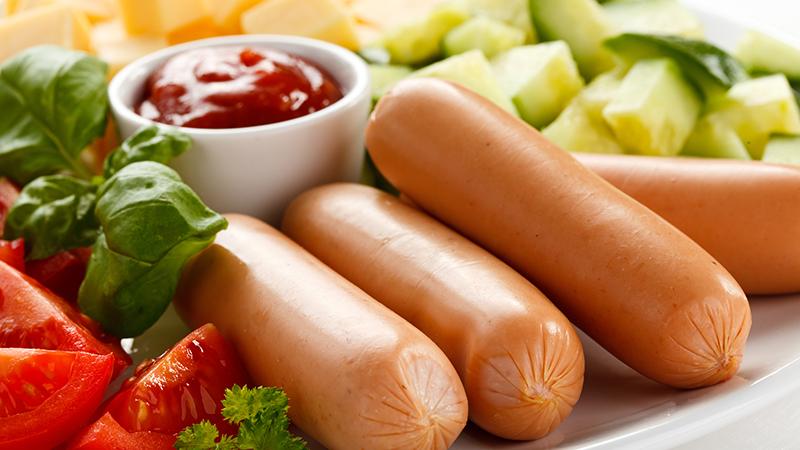 Salchichas, tomates y catsup