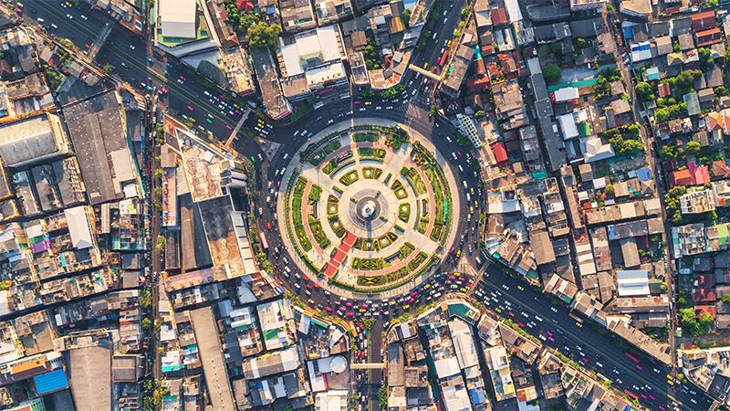 Road roundabout with car lots - Air quality