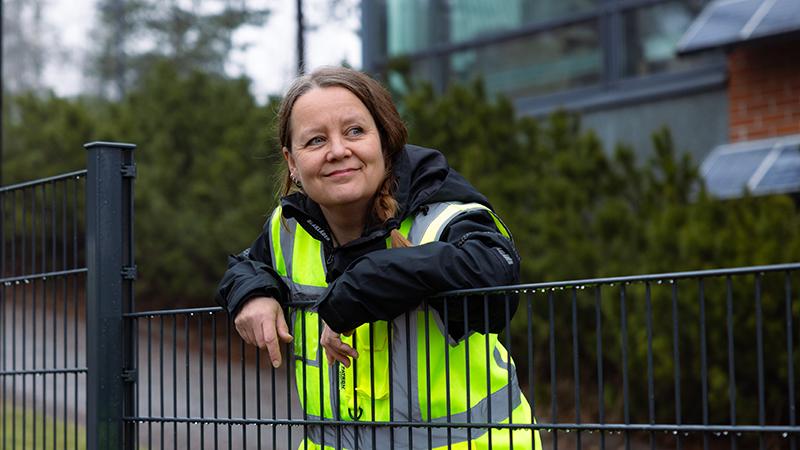 Senja Leivo leaning on a fence