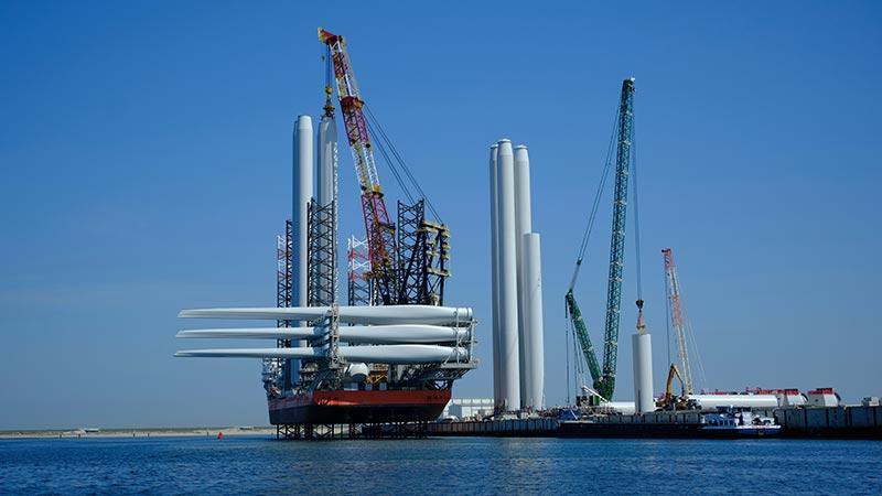 Large offshore Jack-up vessel for use in the offshore wind industry