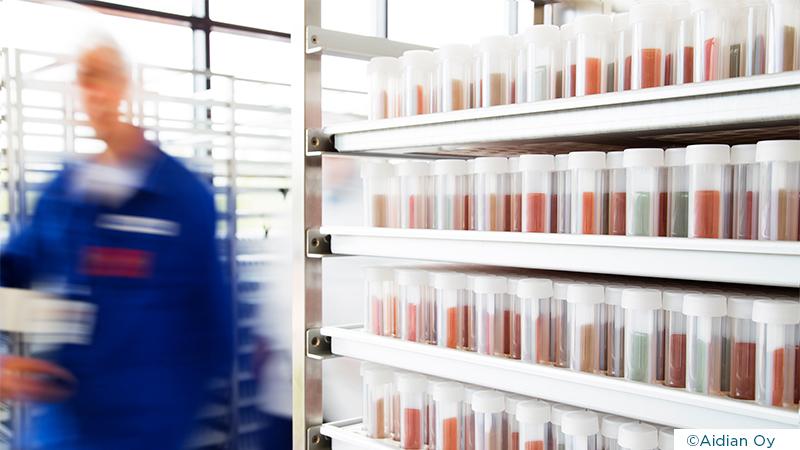 Aidian 社製検査用ディップスライドと従業員