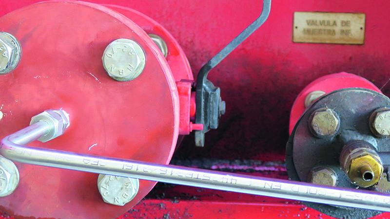 The inlet and outlet oil pipes connected to the bottom drain valves