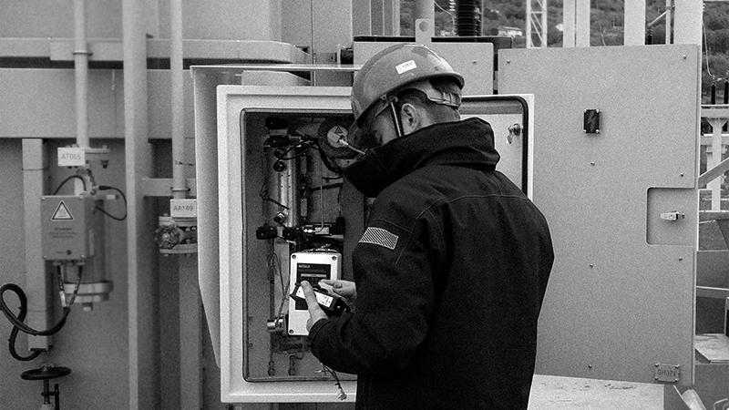 Vaisala’s Optimus™ DGA Monitor OPT100 for advanced dissolved gas analysis with total gas pressure method, detecting air leaks in transformers.