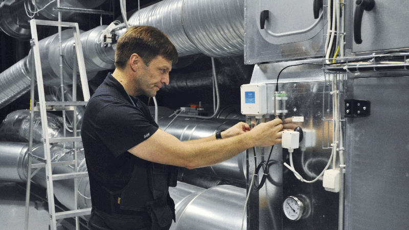 维萨拉技术人员正在安装与 Indigo 兼容的湿度探头