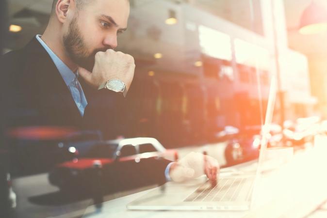 A man reads a blog in a cafe