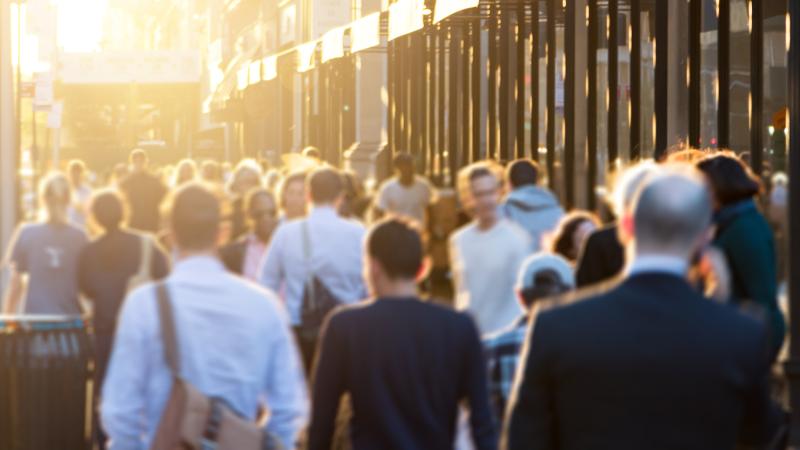 Jalankulkijoita vilkkaalla kadulla