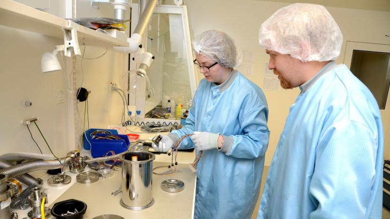 Maria Hieta and Timo Nikkanen working in FMI cleanroom
