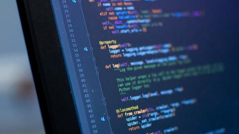 Codice di programmazione Python, Java Script, codice html sullo schermo di un notebook