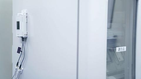 Sistema di monitoraggio dei refrigeratori con allarme