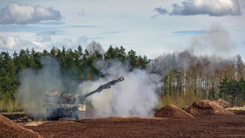 Latvian self propelled howitzer firing in the smoke