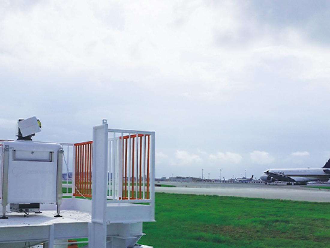 WindCube Scan 测风激光雷达与空中交通管制塔的特写