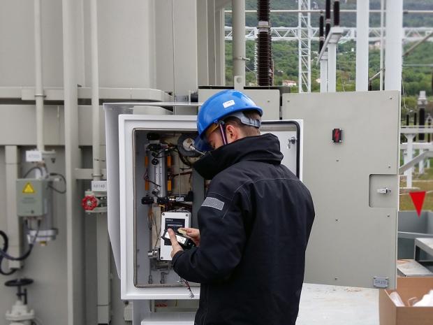 Engineer installing the multi-gas DGA monitor, the Optimus™ OPT100