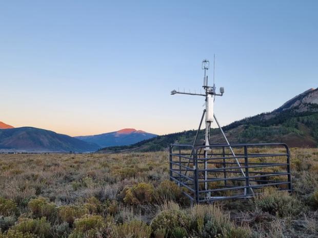 QTS100AAS with mountain view in the background.