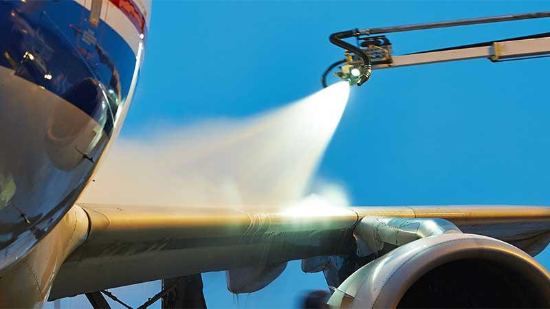 Airplane wing de-icing spray