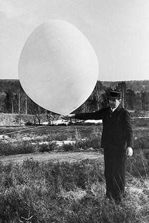 Vilho Väisälä and a weather balloon.