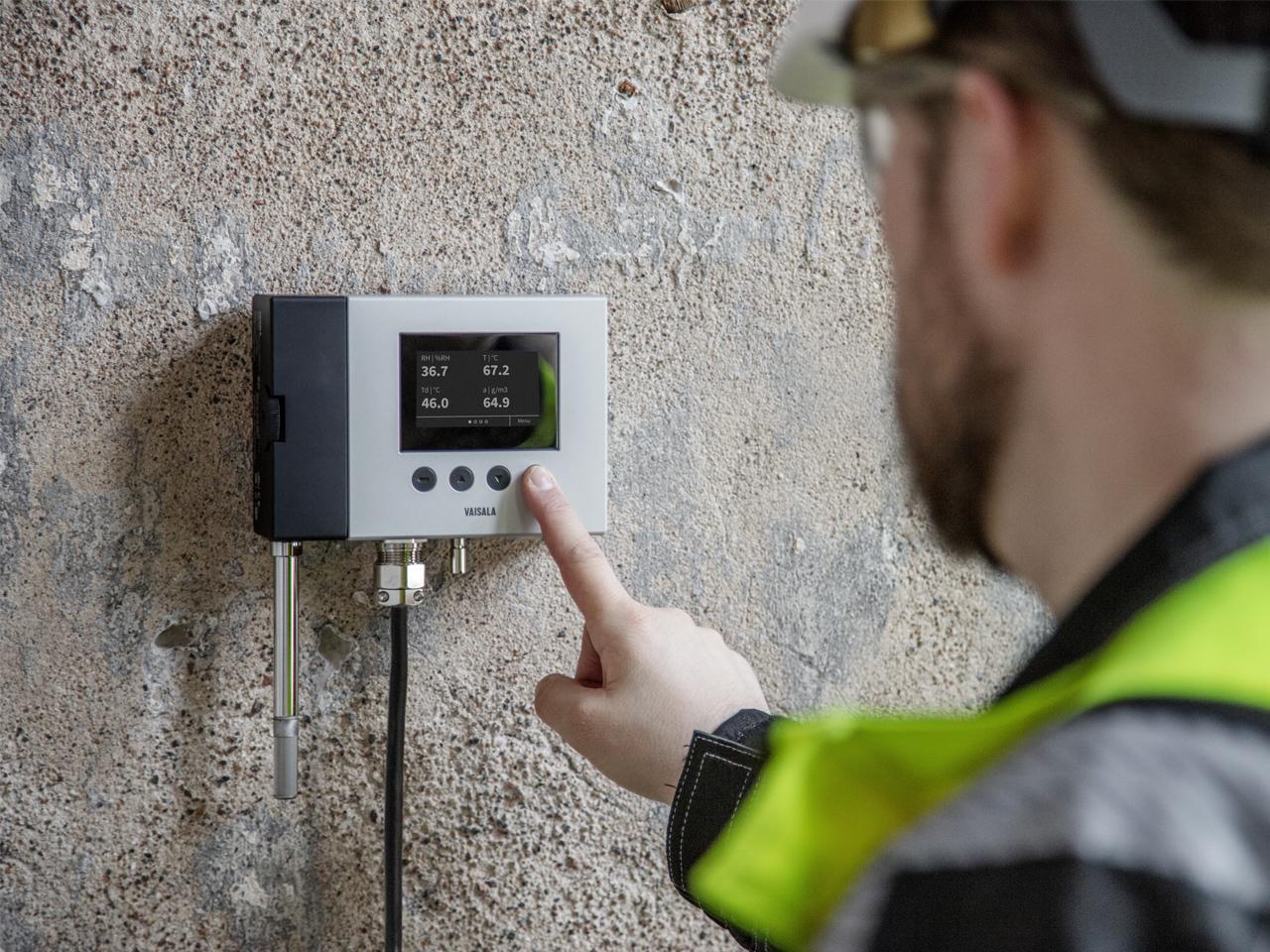 Installed on wall: Vaisala’s intrinsically safe HMT370EX is ideal for hazardous areas up to zone 0 and 20. 