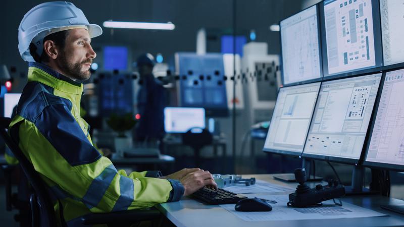 Ingénieur Process dans une salle de contrôle 