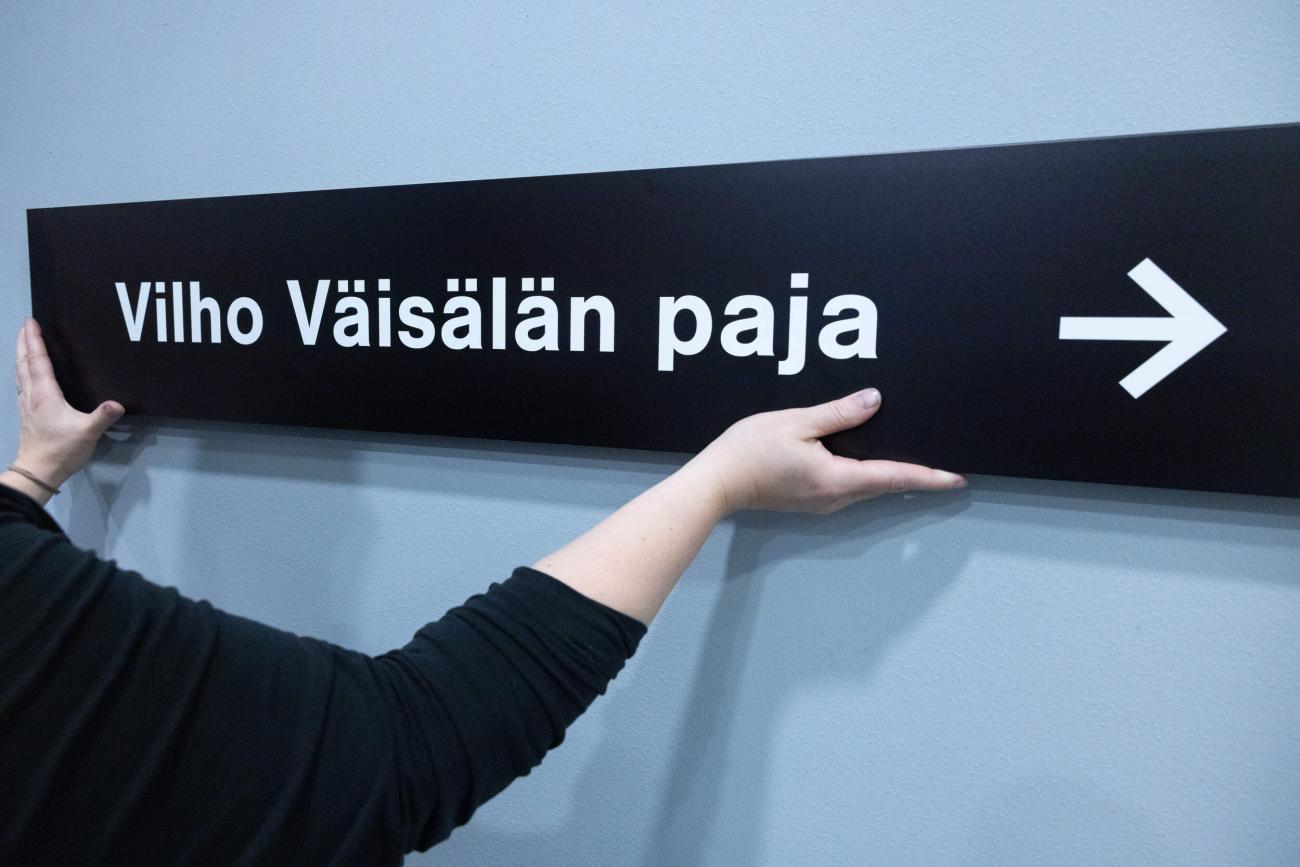 Vilho Väisälä's workshop, sign