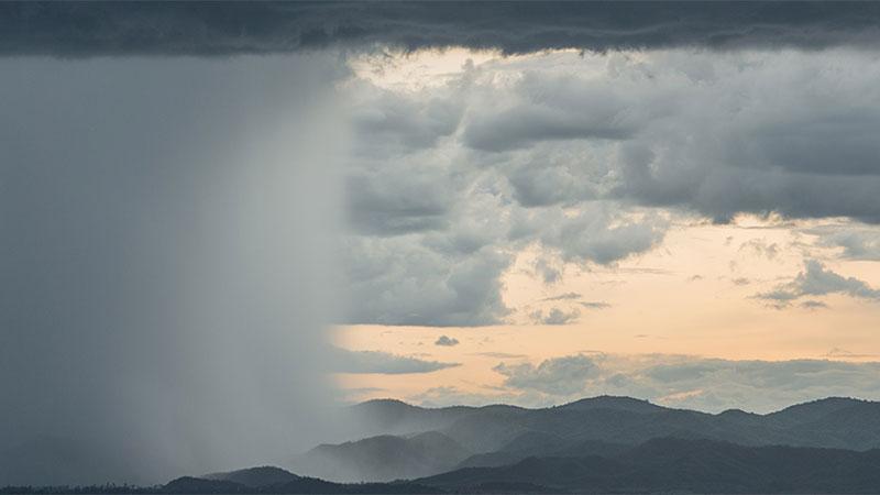 Nube negra y montañas