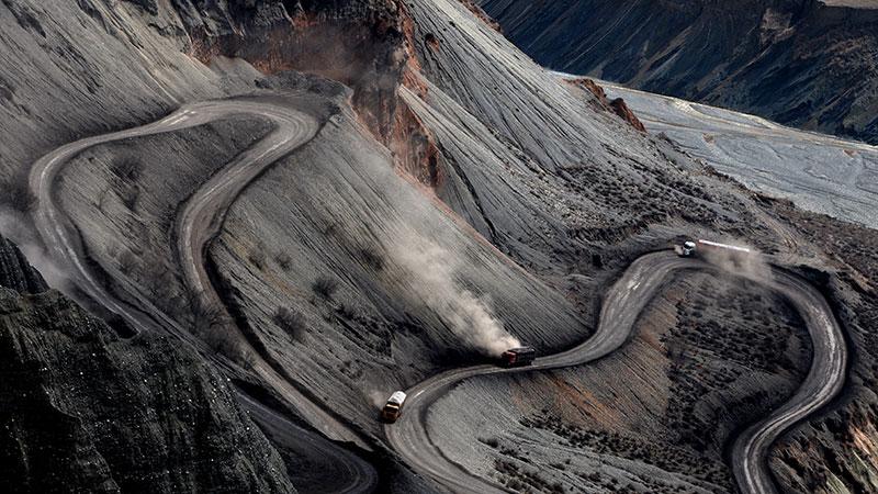 Driving trucks in Hongshan great Canyon
