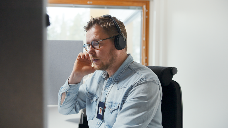 Vaisala expert at customer service