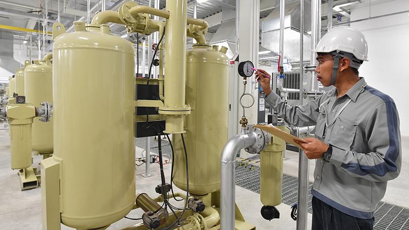 Compressed air tanks and worker