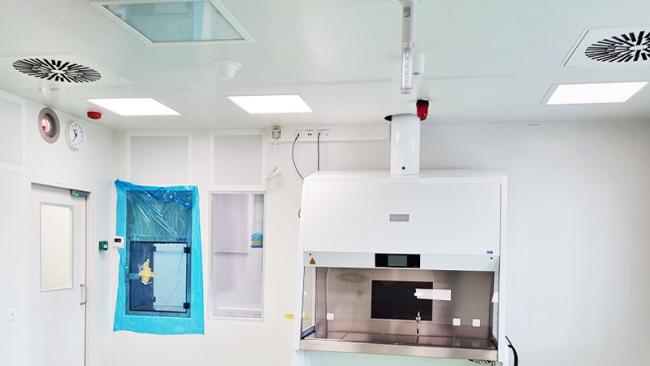 Isolation chamber monitoring system with mounted signal tower alarm