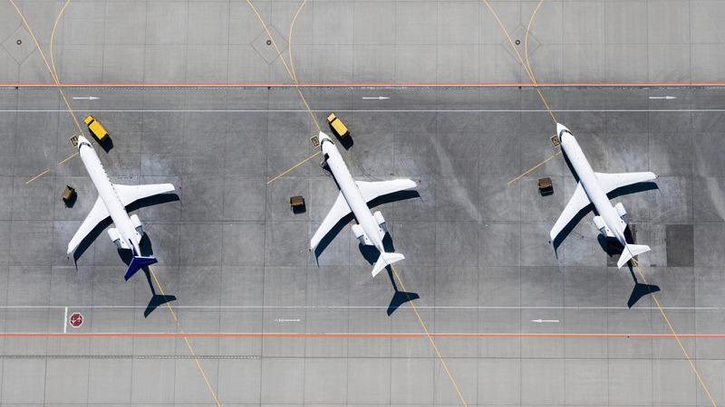 Airplanes in a row