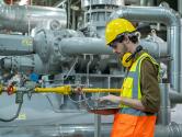 Ingénieur avec ordinateur portable travaillant dans une centrale thermique