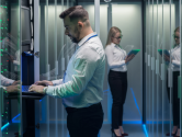 Salariés dans un data center moderne