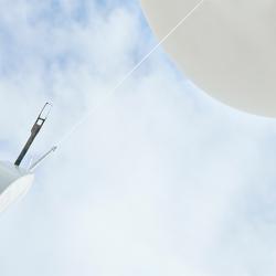 気象観測気球とともに上昇するヴァイサラのラジオゾンデ