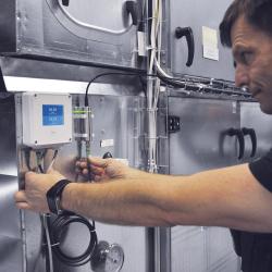 Indigo200:n ja älykkään kosteusmittapään kiinnitys seinään ilmanvaihdossa